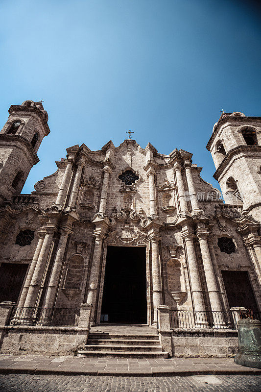 低角度的广场de la Cathedral de San Cristobal在哈瓦那，古巴